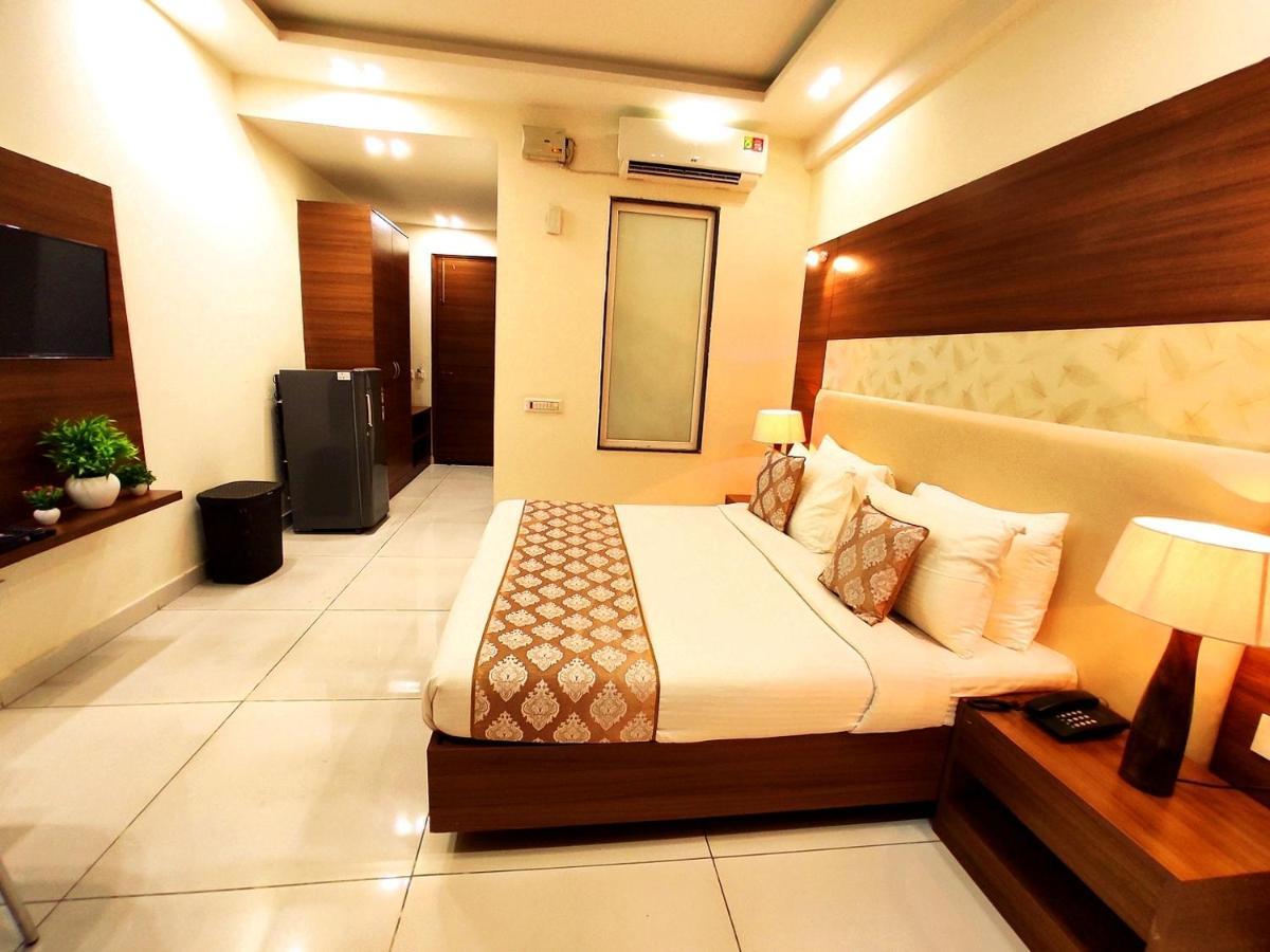 Hotel When In Gurgaon - Opposite To Artemis Hospital Zewnętrze zdjęcie